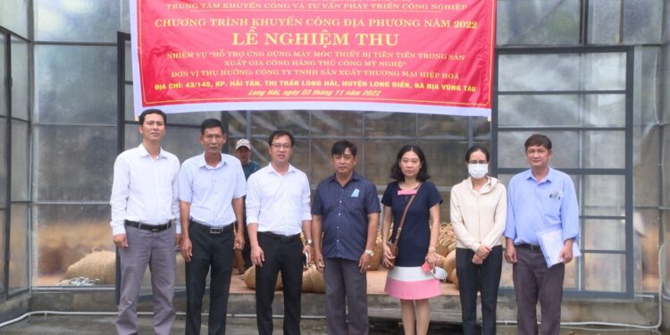 Nghiệm thu nhiệm vụ khuyến công: Hỗ trợ ứng dụng máy móc thiết bị tiên tiến trong sản xuất gia công hàng thủ công mỹ nghệ