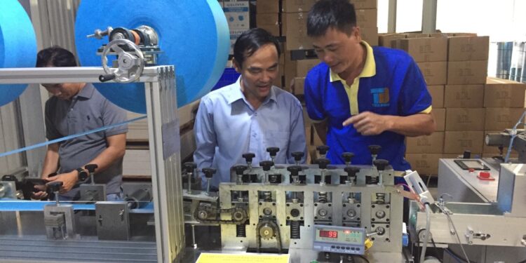 Hỗ trợ ứng dụng máy móc thiết bị tiên tiến trong sản xuất  khẩu trang từ vải không dệt