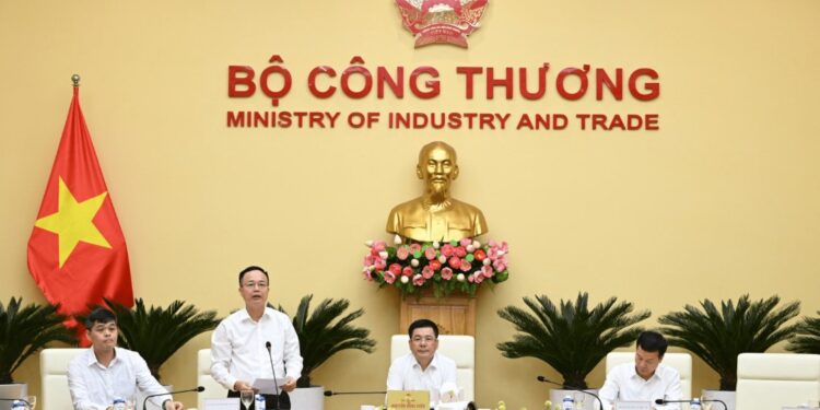 Bộ Công Thương triển khai, quán triệt Nghị định về quản lý, phát triển cụm công nghiệp và Nghị định về xét tặng danh hiệu “Nghệ nhân nhân dân”, “Nghệ nhân ưu tú” trong lĩnh vực nghề thủ công mỹ nghệ