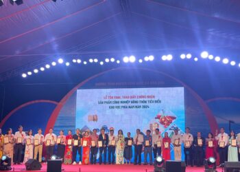 Khai mạc Hội chợ triển lãm hàng công nghiệp nông thôn tiêu biểu và Lễ tôn vinh, trao giấy chứng nhận cho các sản phẩm công nghiệp nông thôn tiêu biểu cấp khu vực phía Nam năm 2024