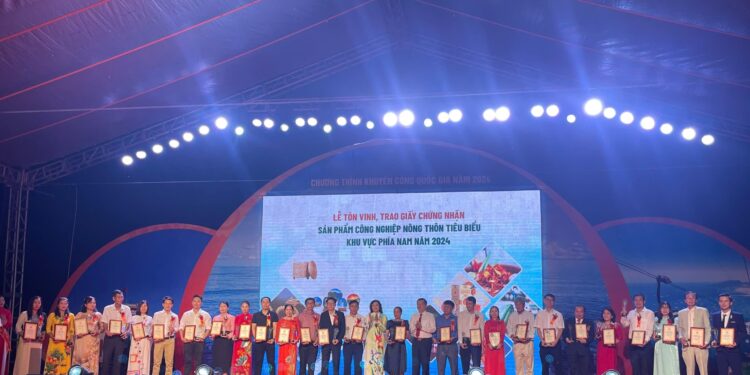 Khai mạc Hội chợ triển lãm hàng công nghiệp nông thôn tiêu biểu và Lễ tôn vinh, trao giấy chứng nhận cho các sản phẩm công nghiệp nông thôn tiêu biểu cấp khu vực phía Nam năm 2024